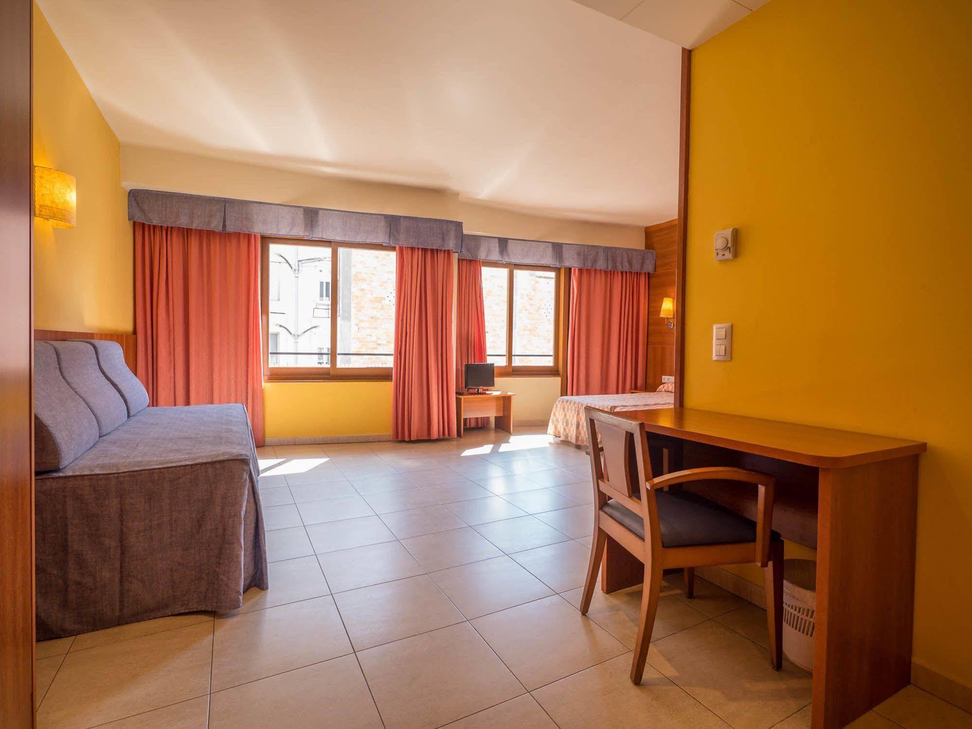 פינדה דה מר Hotel Checkin Montpalau מראה חיצוני תמונה