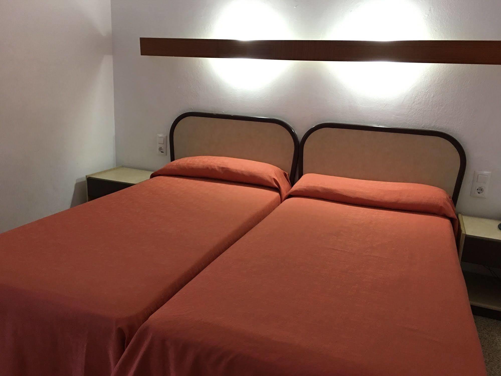 פינדה דה מר Hotel Checkin Montpalau מראה חיצוני תמונה
